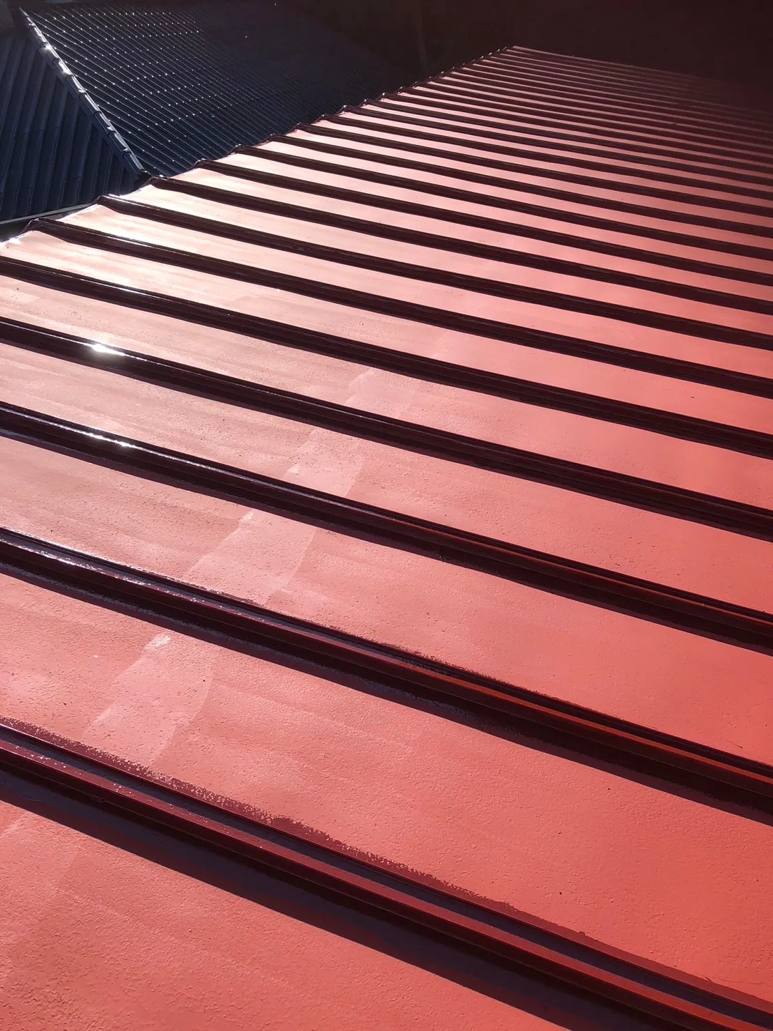 【I様宅「屋根塗装工事」Vol.①】色麻町で屋根塗装工事を開始しました。「シリコンルーフⅡ」サニーレッド