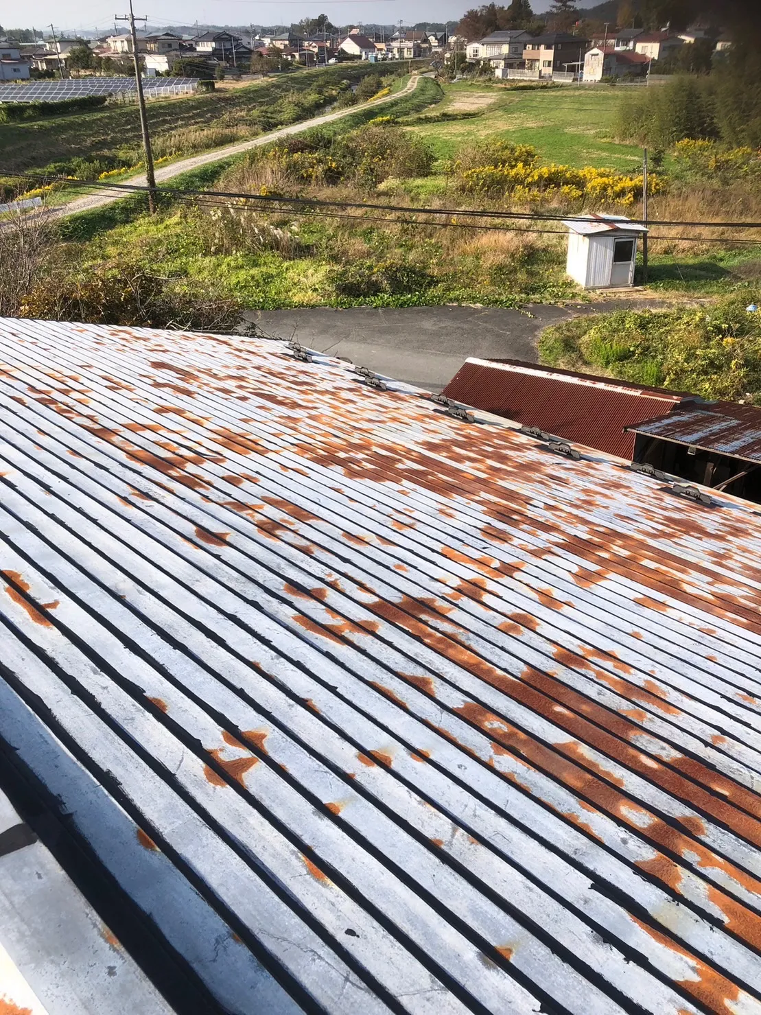 【I様宅「屋根塗装工事」Vol.①】田尻町で屋根塗装工事を開始しました。「ハイポンファインデクロ」
