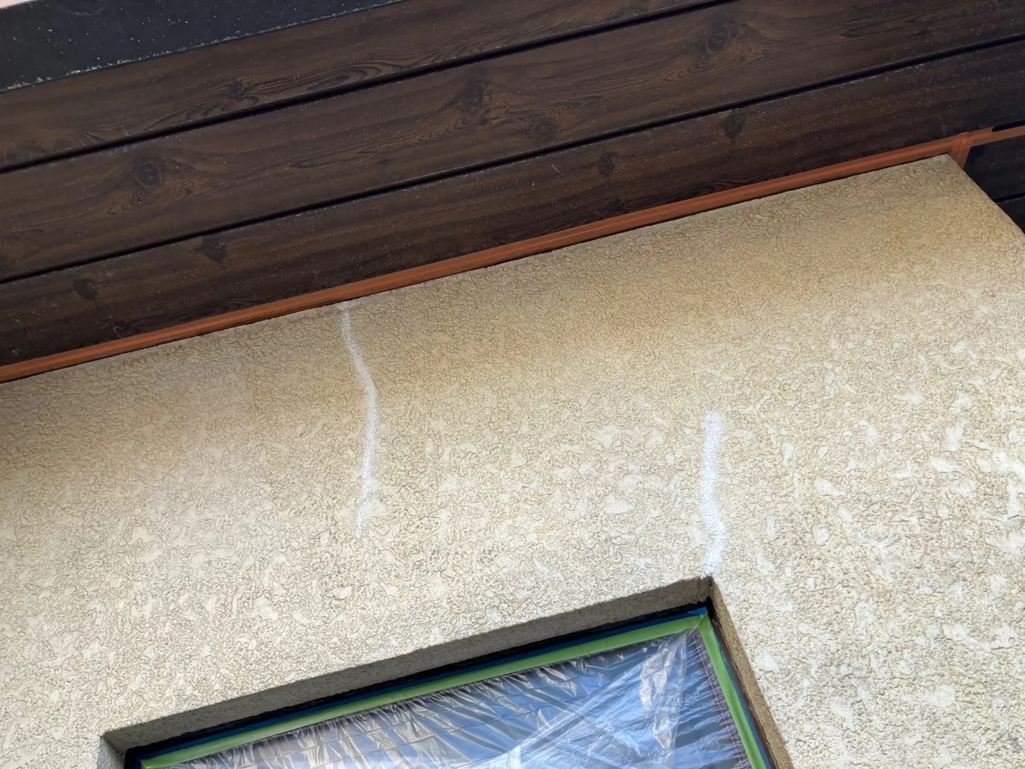 外壁のひび割れってどうすれば、、