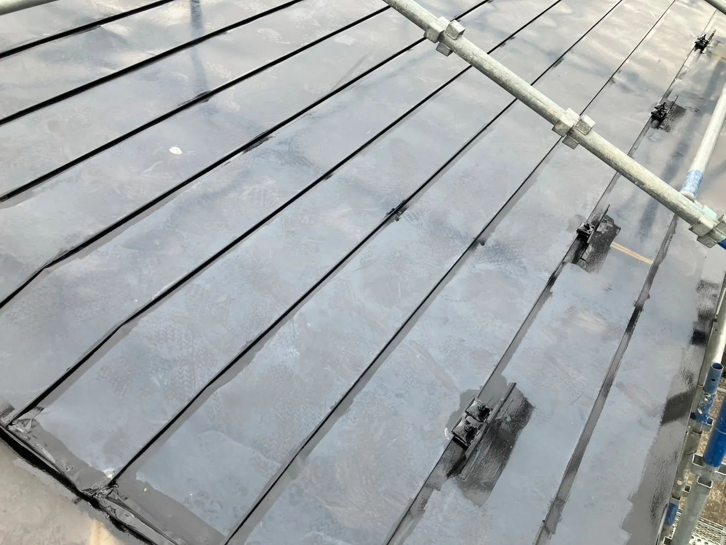 🏠 屋根カバー工法は耐震性に影響する？その仕組みとメリットを解説