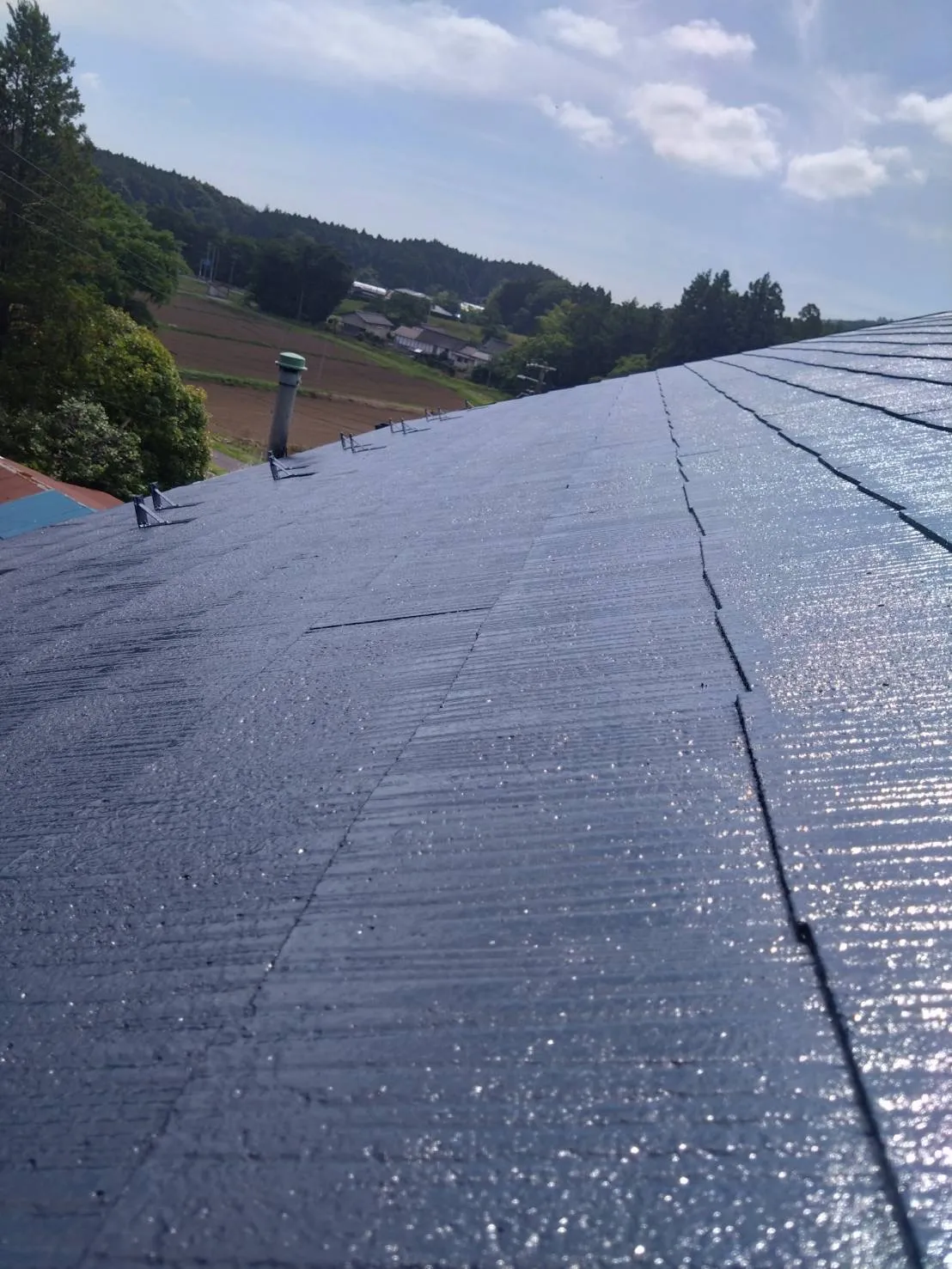 【涌谷町K様「屋根塗装工事」③】屋根の仕上げ「シリコンルーフⅡ」エンペラーブルー